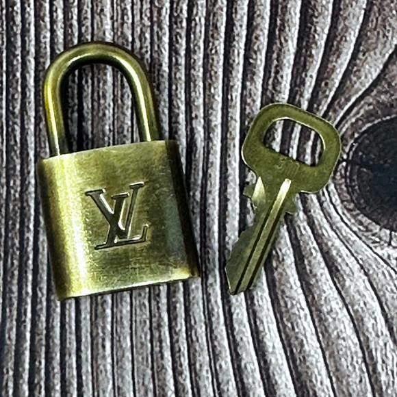 100% Authentic and pre loved Louis Vuitton - Gold Lock and Key set #311​​ - Picture 4 of 4